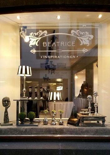 Schaufenstergestaltung für Mode-Cafe